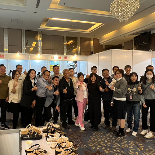 英傑欣業-Ying-Jie-亮相紡織創新大展，獲-DK-高博士-DR.KAO-肯定！展現-30-年社頭機能襪代工實力